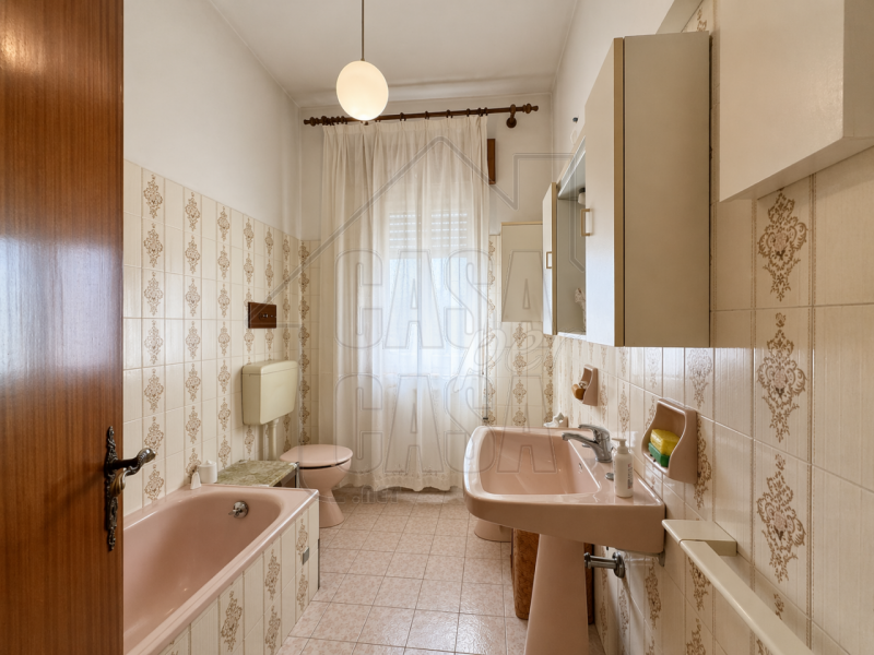 Proponiamo in vendita esclusiva casa singola anni '70 di circa 260 mq.

Questa proprietà, si dist...