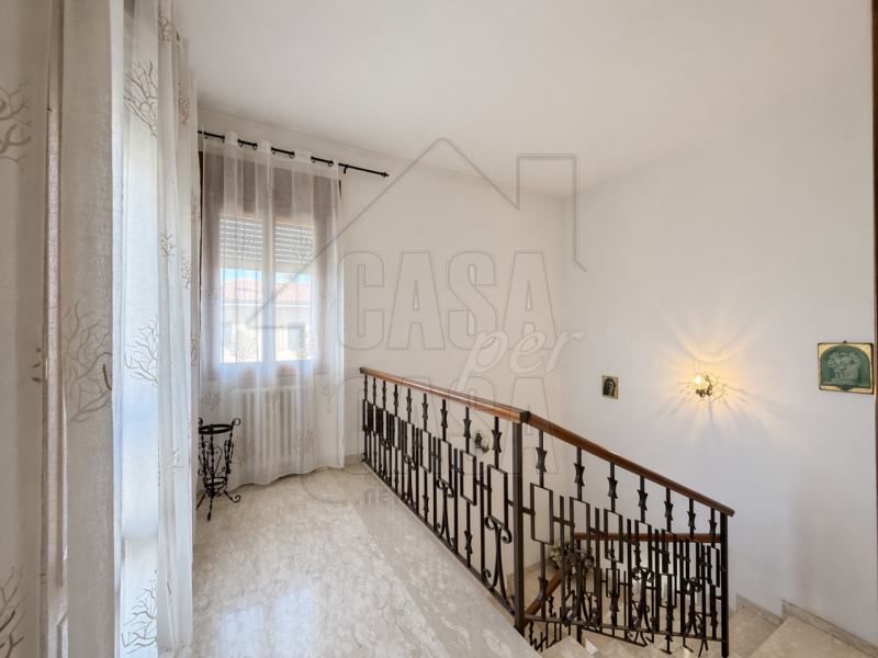 Proponiamo in vendita esclusiva casa singola anni '70 di circa 260 mq.

Questa proprietà, si dist...