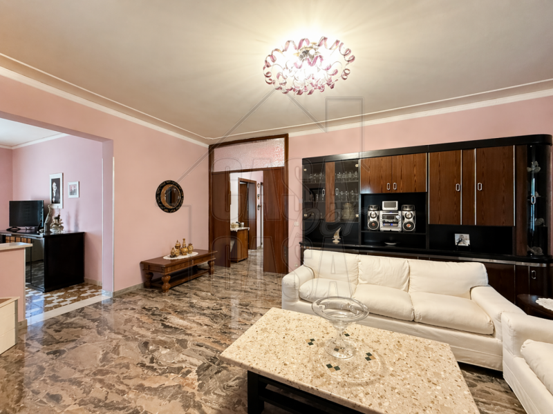 Proponiamo in vendita esclusiva casa singola anni '70 di circa 260 mq.

Questa proprietà, si dist...