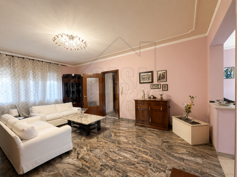 Proponiamo in vendita esclusiva casa singola anni '70 di circa 260 mq.

Questa proprietà, si dist...