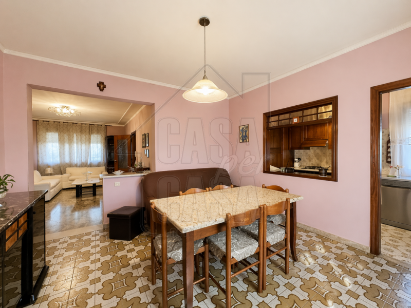 Proponiamo in vendita esclusiva casa singola anni '70 di circa 260 mq.

Questa proprietà, si dist...