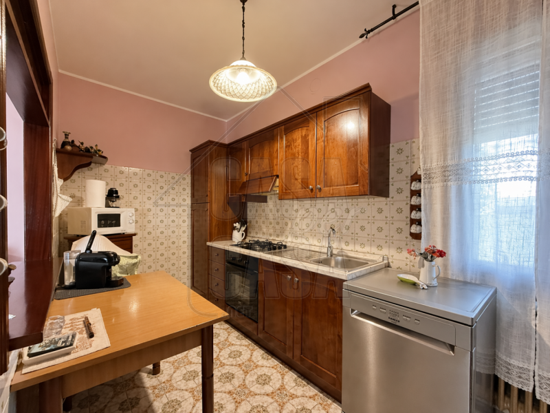 Proponiamo in vendita esclusiva casa singola anni '70 di circa 260 mq.

Questa proprietà, si dist...