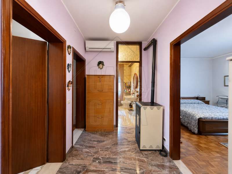 Proponiamo in vendita esclusiva casa singola anni '70 di circa 260 mq.

Questa proprietà, si dist...