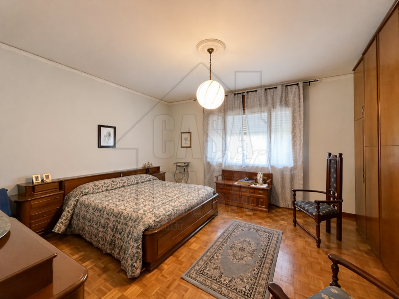 Proponiamo in vendita esclusiva casa singola anni '70 di circa 260 mq.

Questa proprietà, si dist...