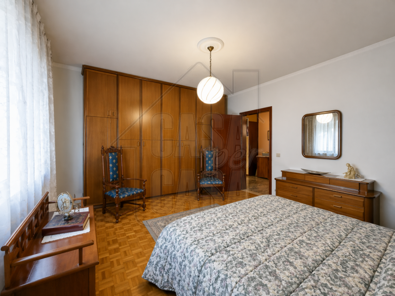 Proponiamo in vendita esclusiva casa singola anni '70 di circa 260 mq.

Questa proprietà, si dist...