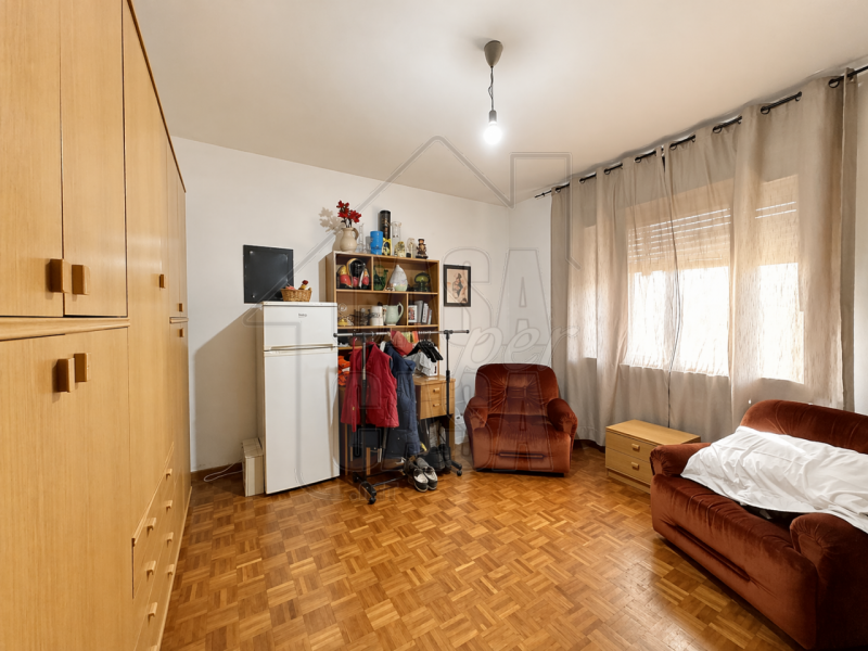 Proponiamo in vendita esclusiva casa singola anni '70 di circa 260 mq.

Questa proprietà, si dist...