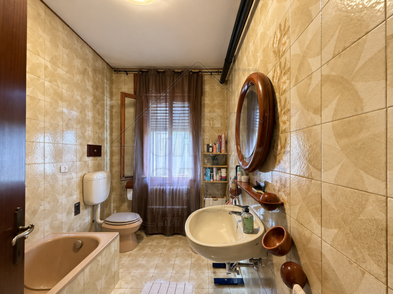 Proponiamo in vendita esclusiva casa singola anni '70 di circa 260 mq.

Questa proprietà, si dist...