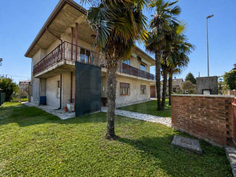 Proponiamo in vendita esclusiva casa singola anni '70 di circa 260 mq.

Questa proprietà, si dist...