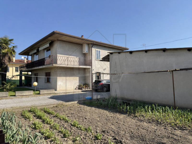 Proponiamo in vendita esclusiva casa singola anni '70 di circa 260 mq.

Questa proprietà, si dist...