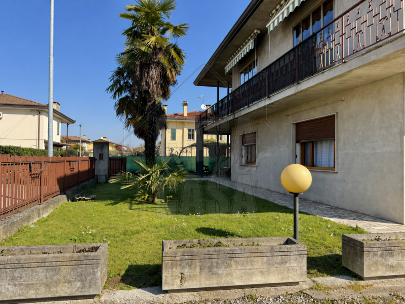 Proponiamo in vendita esclusiva casa singola anni '70 di circa 260 mq.

Questa proprietà, si dist...