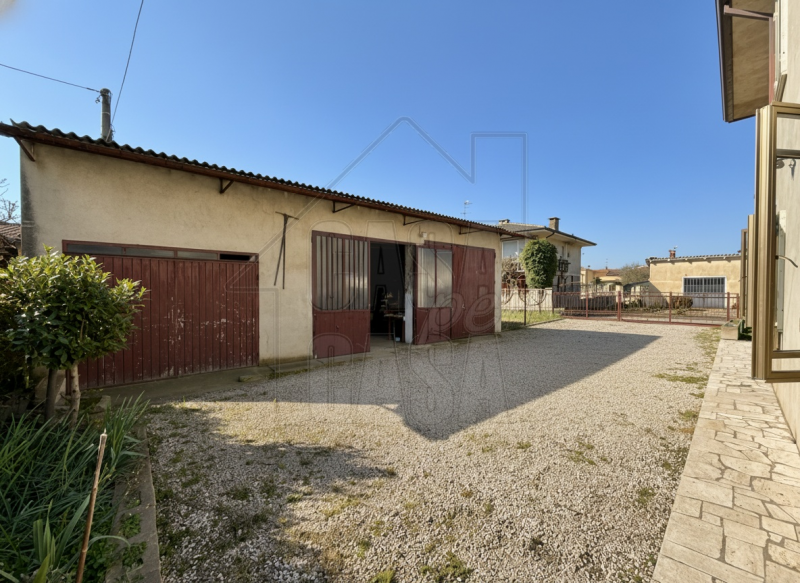 Proponiamo in vendita esclusiva casa singola anni '70 di circa 260 mq.

Questa proprietà, si dist...