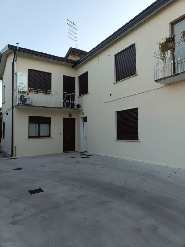 Scopri il tuo nuovo rifugio nel cuore di Albignasego! Questo affascinante appartamento al primo p...