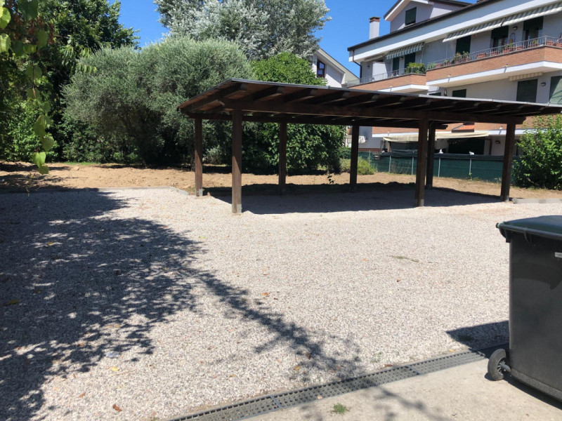 Scopri il tuo nuovo rifugio nel cuore di Albignasego! Questo affascinante appartamento al primo p...