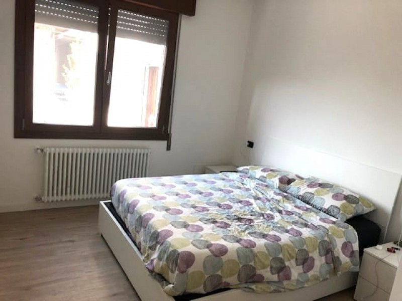 Scopri il tuo nuovo rifugio nel cuore di Albignasego! Questo affascinante appartamento al primo p...