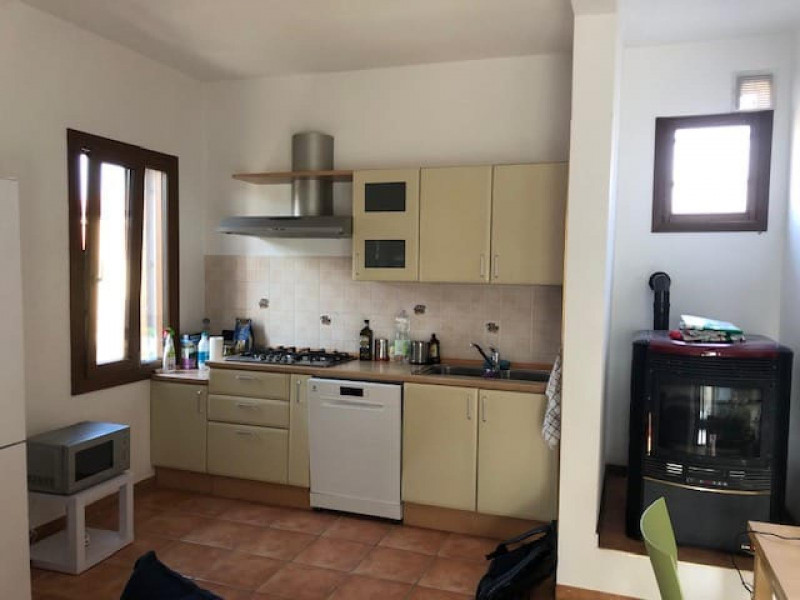 Scopri il tuo nuovo rifugio nel cuore di Albignasego! Questo affascinante appartamento al primo p...