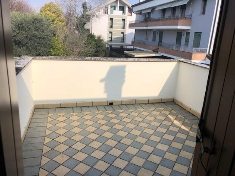 Scopri il tuo nuovo rifugio nel cuore di Albignasego! Questo affascinante appartamento al primo p...