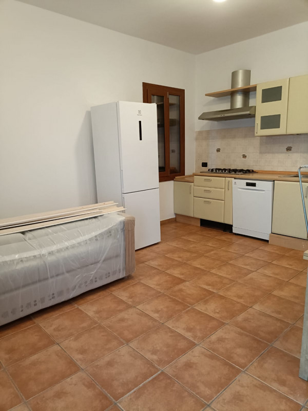 Scopri il tuo nuovo rifugio nel cuore di Albignasego! Questo affascinante appartamento al primo p...