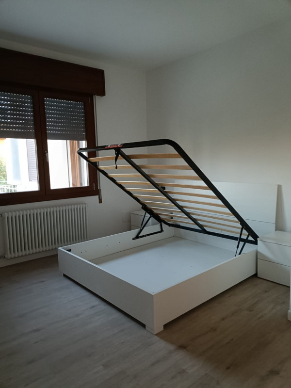 Scopri il tuo nuovo rifugio nel cuore di Albignasego! Questo affascinante appartamento al primo p...