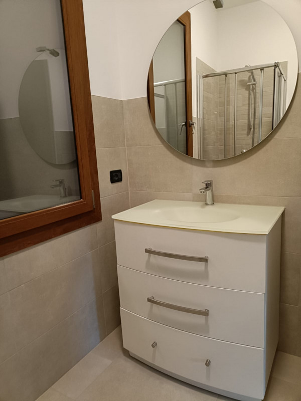 Scopri il tuo nuovo rifugio nel cuore di Albignasego! Questo affascinante appartamento al primo p...