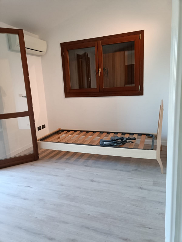 Scopri il tuo nuovo rifugio nel cuore di Albignasego! Questo affascinante appartamento al primo p...