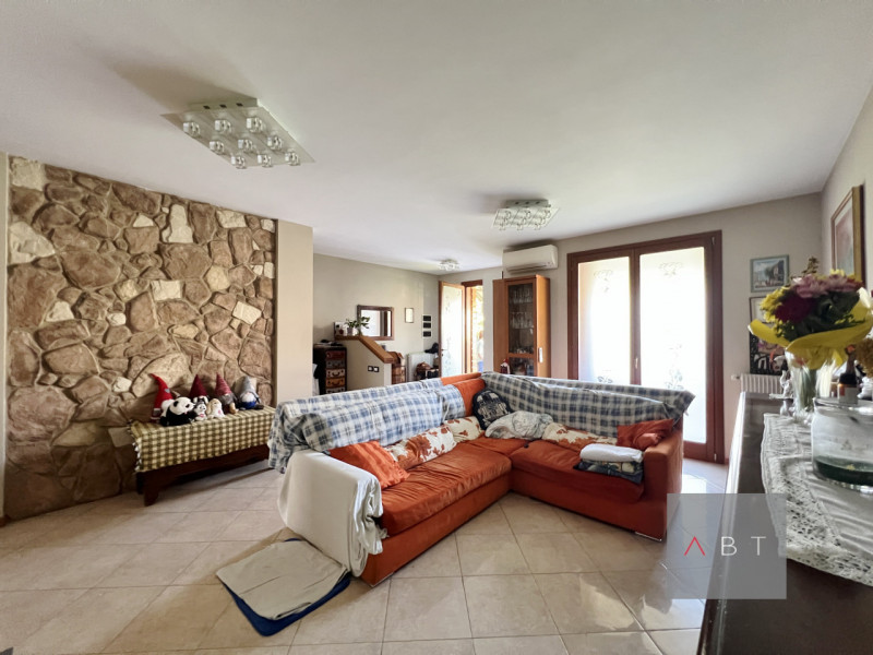 Situata in centro paese, porzione di quadrifamiliare di testa e composta di: ingresso, soggiorno,...