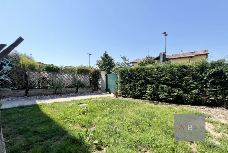 Situata in centro paese, porzione di quadrifamiliare di testa e composta di: ingresso, soggiorno,...