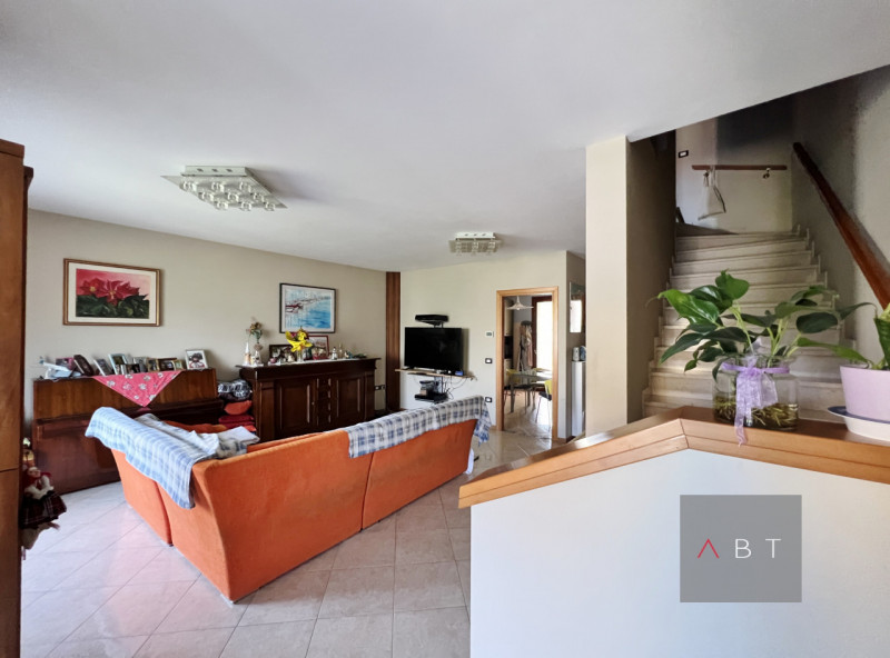 Situata in centro paese, porzione di quadrifamiliare di testa e composta di: ingresso, soggiorno,...