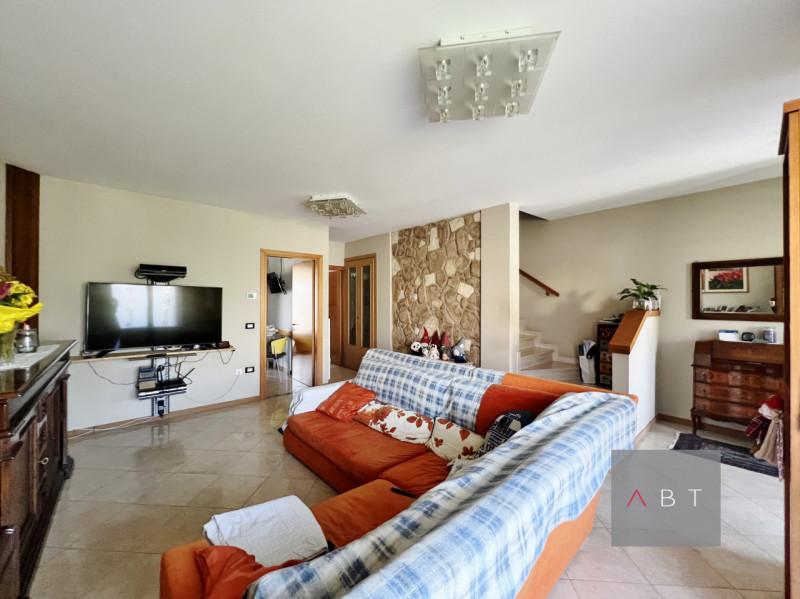 Situata in centro paese, porzione di quadrifamiliare di testa e composta di: ingresso, soggiorno,...