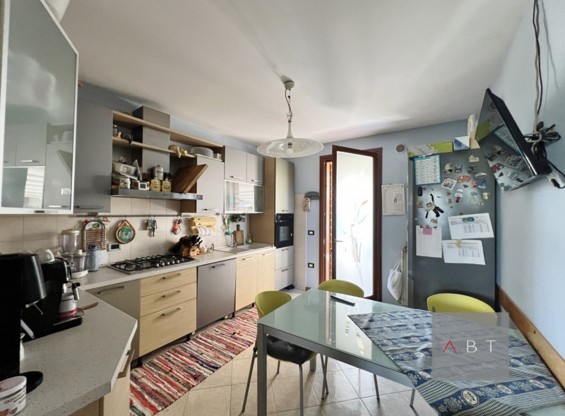 Situata in centro paese, porzione di quadrifamiliare di testa e composta di: ingresso, soggiorno,...