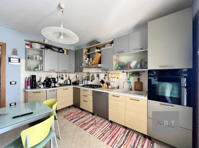 Situata in centro paese, porzione di quadrifamiliare di testa e composta di: ingresso, soggiorno,...