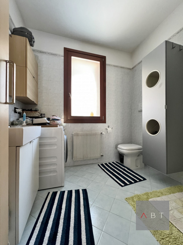 Situata in centro paese, porzione di quadrifamiliare di testa e composta di: ingresso, soggiorno,...