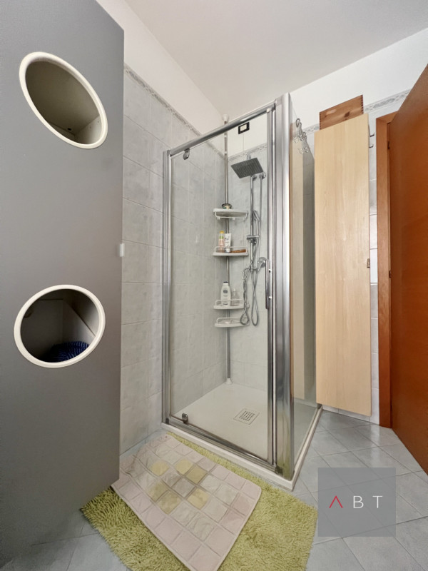 Situata in centro paese, porzione di quadrifamiliare di testa e composta di: ingresso, soggiorno,...