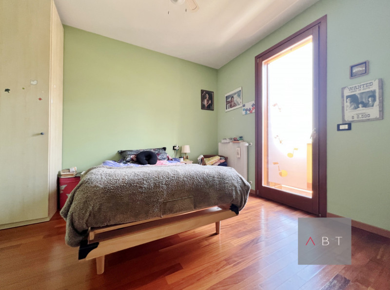 Situata in centro paese, porzione di quadrifamiliare di testa e composta di: ingresso, soggiorno,...