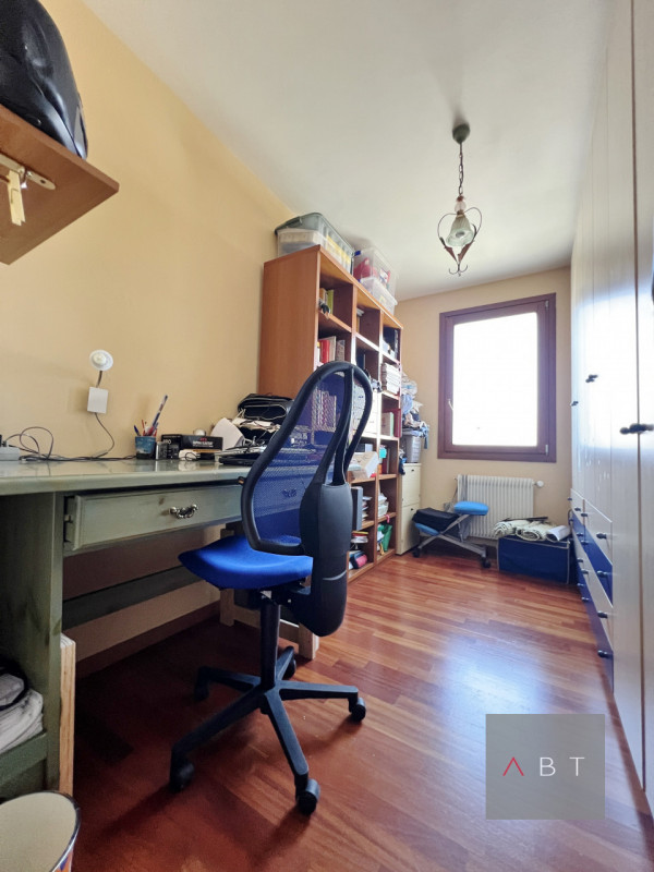 Situata in centro paese, porzione di quadrifamiliare di testa e composta di: ingresso, soggiorno,...