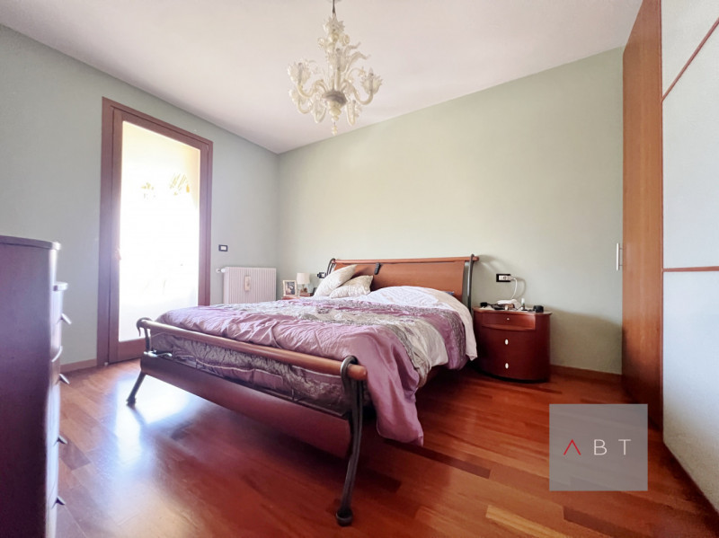 Situata in centro paese, porzione di quadrifamiliare di testa e composta di: ingresso, soggiorno,...