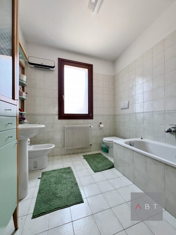 Situata in centro paese, porzione di quadrifamiliare di testa e composta di: ingresso, soggiorno,...