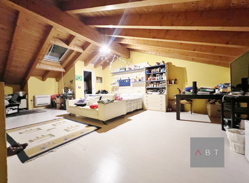 Situata in centro paese, porzione di quadrifamiliare di testa e composta di: ingresso, soggiorno,...