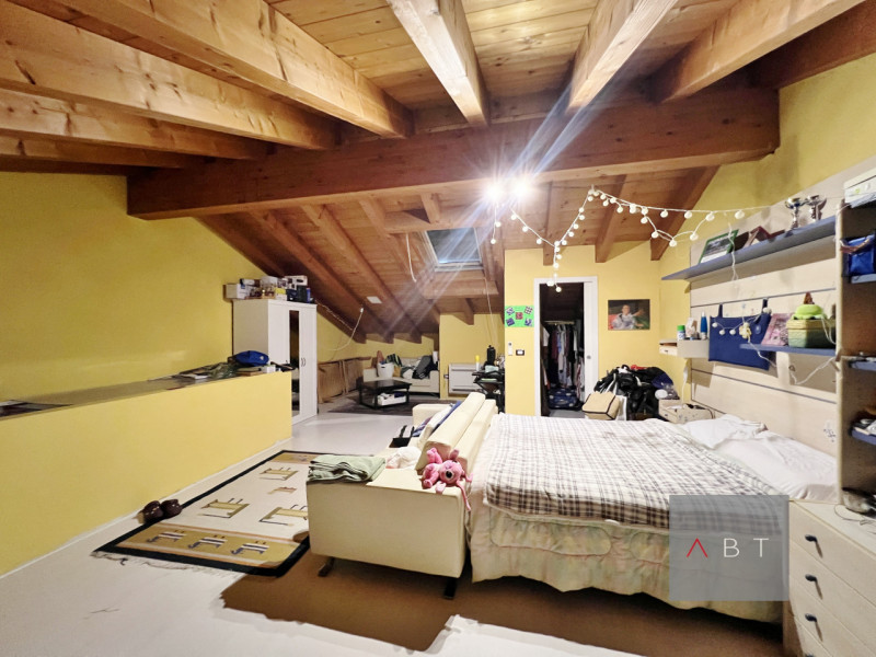 Situata in centro paese, porzione di quadrifamiliare di testa e composta di: ingresso, soggiorno,...