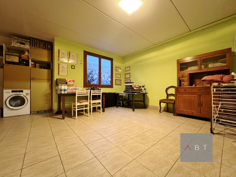 Situata in centro paese, porzione di quadrifamiliare di testa e composta di: ingresso, soggiorno,...