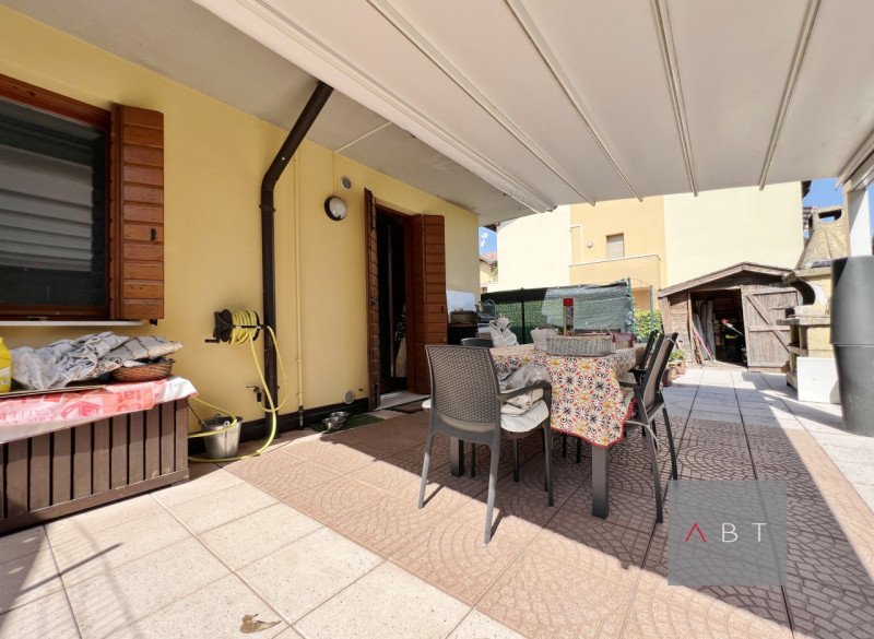 Situata in centro paese, porzione di quadrifamiliare di testa e composta di: ingresso, soggiorno,...