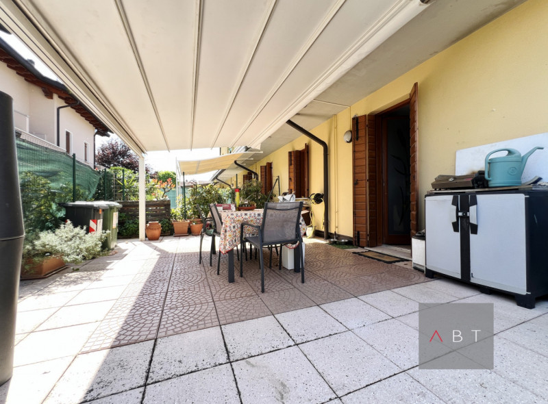 Situata in centro paese, porzione di quadrifamiliare di testa e composta di: ingresso, soggiorno,...