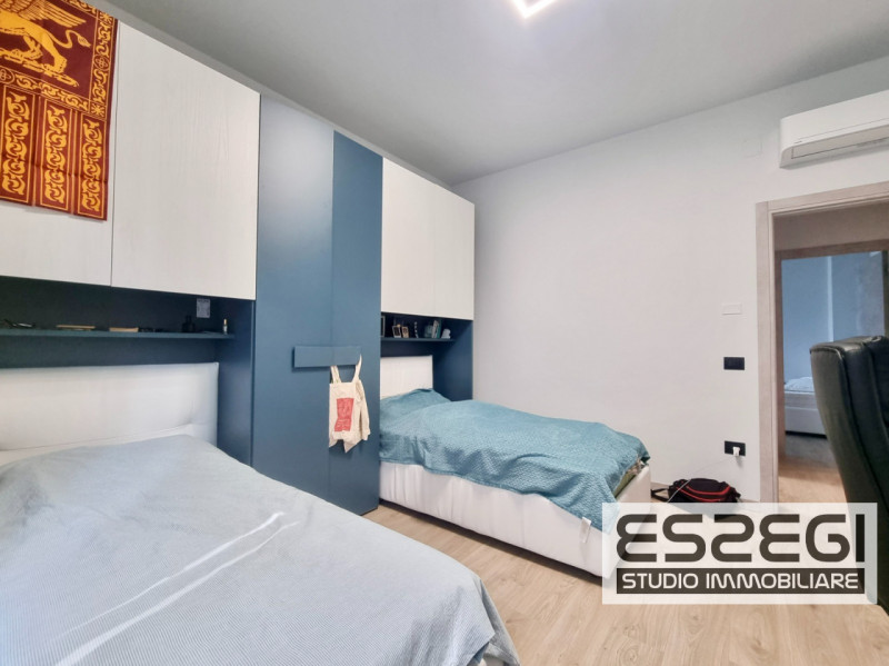 A Padova in via Domenico Turazza, proponiamo in vendita appartamento trilocale posto al piano ter...