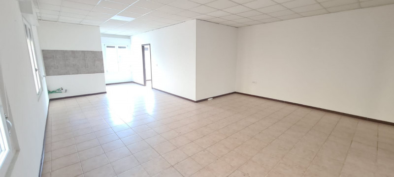 Proponiamo in vendita un'ottima opportunità per imprenditori e professionisti nel cuore di Saonar...