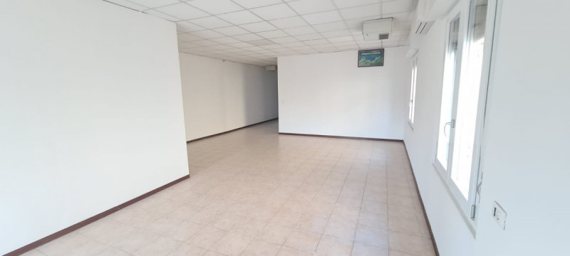 Proponiamo in vendita un'ottima opportunità per imprenditori e professionisti nel cuore di Saonar...