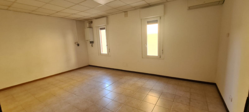 Proponiamo in vendita un'ottima opportunità per imprenditori e professionisti nel cuore di Saonar...