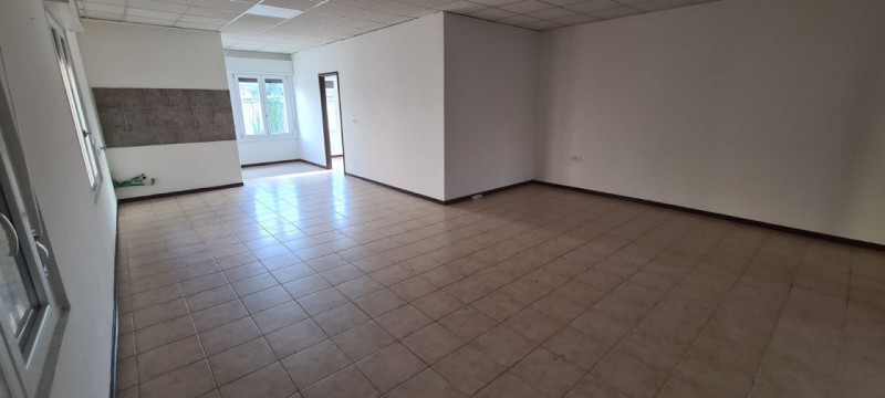 Proponiamo in vendita un'ottima opportunità per imprenditori e professionisti nel cuore di Saonar...