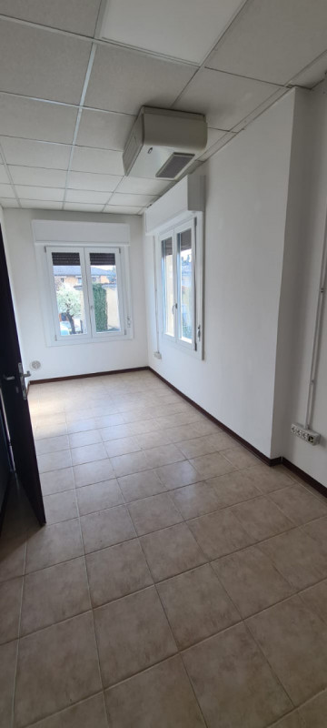 Proponiamo in vendita un'ottima opportunità per imprenditori e professionisti nel cuore di Saonar...