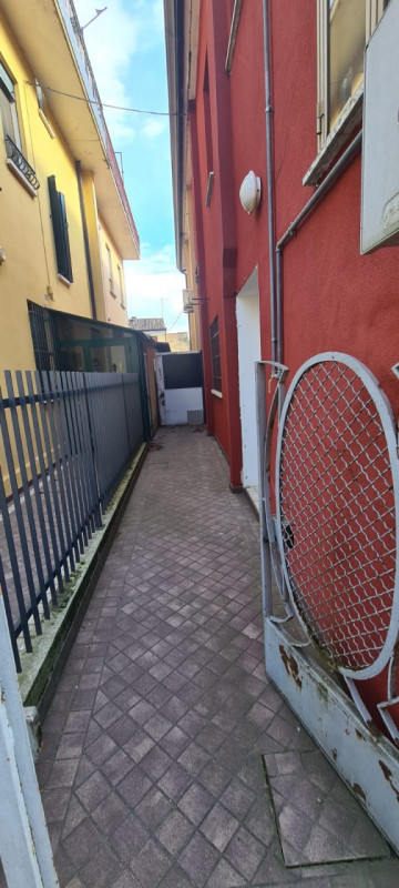 Proponiamo in vendita un'ottima opportunità per imprenditori e professionisti nel cuore di Saonar...