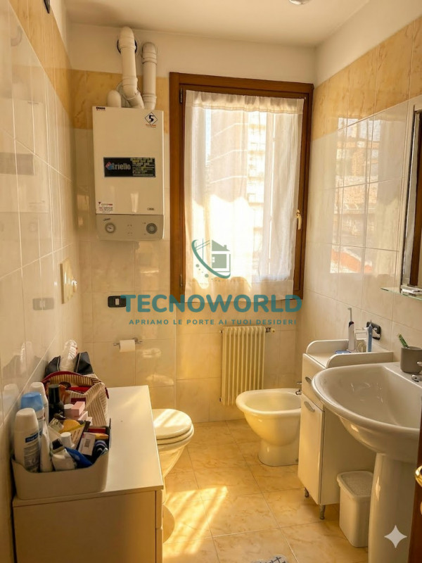 Proponiamo in vendita un accogliente appartamento trilocale di circa 75 mq situato nel cuore  di ...