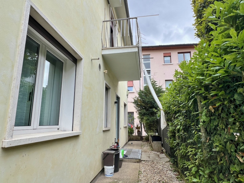 VILLETTA SINGOLA COMPOSTA DA DUE BICAMERE INDIPENDENTI IN VENDITA A VICENZA NELLA VIVACE ZONA DI ...
